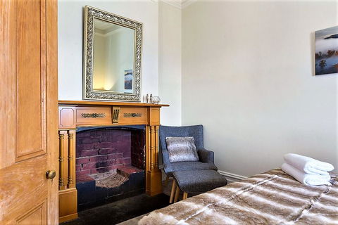 WEST NEST | Classic 3BR Hobart Terrace BEST Location, View, Close To City - Accommodation in Brisbane 10