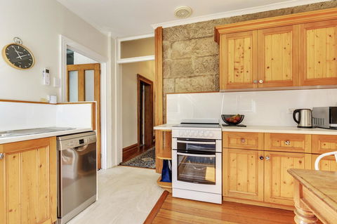 WEST NEST | Classic 3BR Hobart Terrace BEST Location, View, Close To City - Accommodation in Brisbane 5