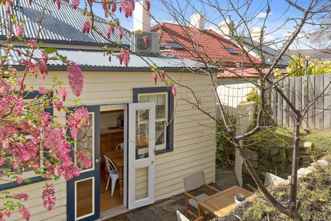 WEST NEST | Classic 3BR Hobart Terrace BEST Location, View, Close To City - Accommodation in Brisbane 19