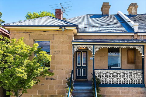WEST NEST | Classic 3BR Hobart Terrace BEST Location, View, Close To City - Accommodation in Brisbane 0