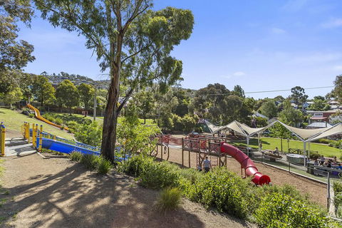 WEST NEST | Classic 3BR Hobart Terrace BEST Location, View, Close To City - Accommodation in Brisbane 29