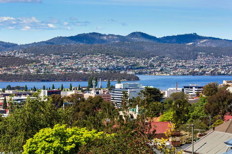 WEST NEST | Classic 3BR Hobart Terrace BEST Location, View, Close To City - Accommodation in Brisbane 1