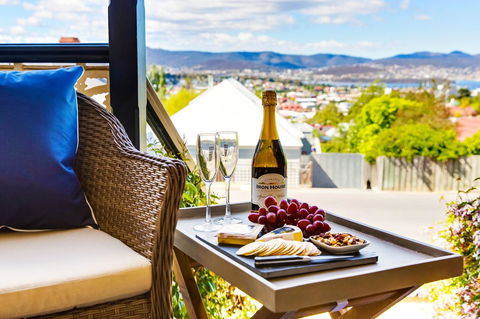 WEST NEST | Classic 3BR Hobart Terrace BEST Location, View, Close To City - Accommodation in Brisbane 27