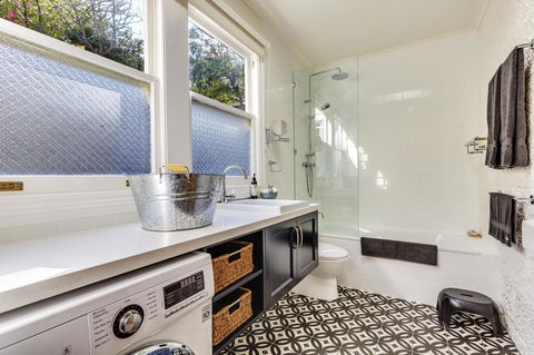 WEST NEST | Classic 3BR Hobart Terrace BEST Location, View, Close To City - Accommodation in Brisbane 2