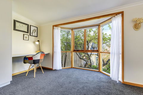 WEST NEST | Classic 3BR Hobart Terrace BEST Location, View, Close To City - Accommodation in Brisbane 14