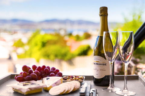 WEST NEST | Classic 3BR Hobart Terrace BEST Location, View, Close To City - Accommodation in Brisbane 28
