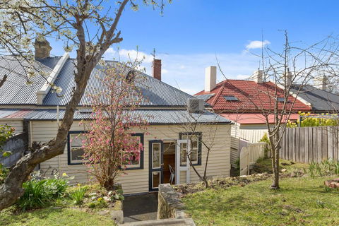 WEST NEST | Classic 3BR Hobart Terrace BEST Location, View, Close To City - Accommodation in Brisbane 17