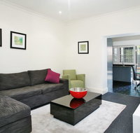 The Courtyard of St Neot - Art Deco 2BR Potts Point Apartment with Large Courtyard in Stunning Location - Accommodation in Brisbane