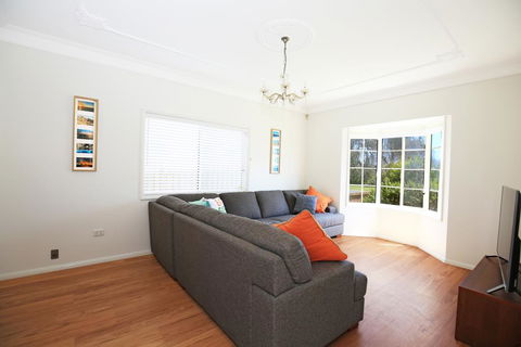 The Crescent - Pet Friendly - 1 Min To Beach - Accommodation in Brisbane 2