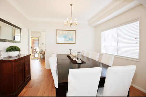 The Crescent - Pet Friendly - 1 Min To Beach - Accommodation in Brisbane 3