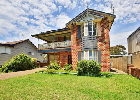 The Crescent - Pet Friendly - 1 Min To Beach - Accommodation in Brisbane 1