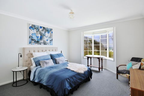 The Crescent - Pet Friendly - 1 Min To Beach - Accommodation in Brisbane 0