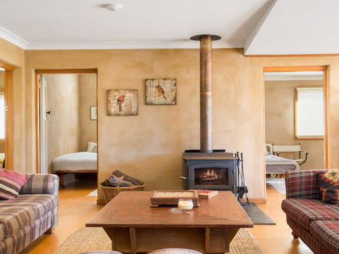 The Farmhouse - Grape Vines And Rolling Green Hills - Accommodation in Brisbane 2