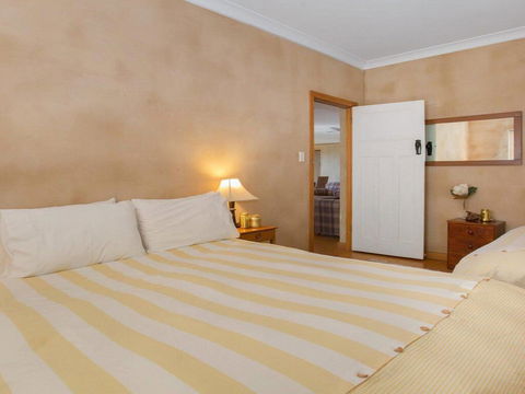 The Farmhouse - Grape Vines And Rolling Green Hills - Accommodation in Brisbane 1