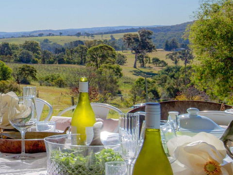 The Farmhouse - Grape Vines And Rolling Green Hills - Accommodation in Brisbane 0