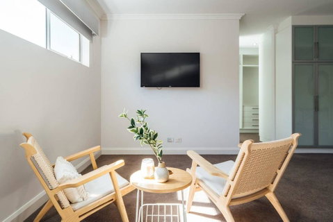 The Grand Oasis - Pool - Wifi - Mins From Beach - Accommodation in Brisbane 3