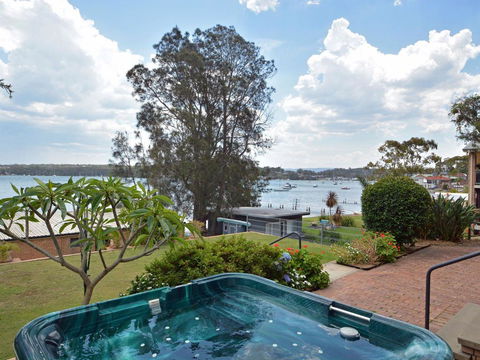 The House On The Lake @ Fishing Point, Lake Macquarie - Honestly Put The Line In And Catch Fish - Accommodation in Brisbane 1