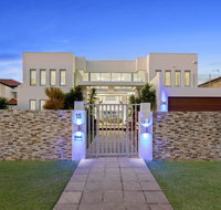 The White House GC Waterfront Home Cinema Jacuzzi Heated Pool - Accommodation in Brisbane