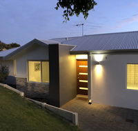 Three Bedroom Two Bathroom Family Home - Accommodation in Brisbane