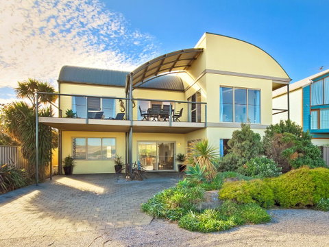 Through The Looking Glass - Accommodation in Brisbane 1