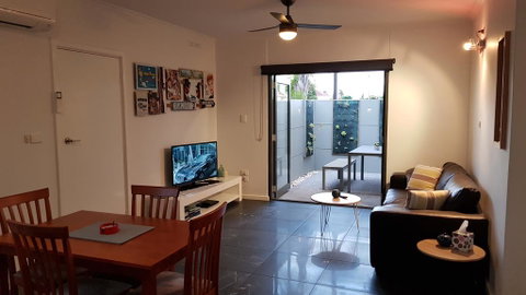 Two Bedroom Garden Apartment - Accommodation in Brisbane 2