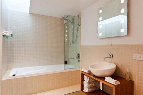 TWOFOURTWO Boutique Apartments - Accommodation in Brisbane 1