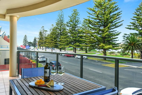 Ultimate Esplanade - 3 Storey Experience - WiFi - Accommodation in Brisbane 1