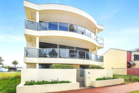 Ultimate Esplanade - 3 Storey Experience - WiFi - Accommodation in Brisbane 0