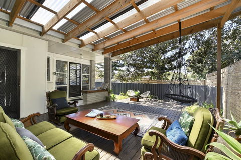 UMINA BEACH KOKOMO- Walk To The Beach, FAMILY And PET FRIENDLY Set Of 3 Vintage Original Holiday Flats & Vintage Caravan And Bat - Accommodation in Brisbane 2