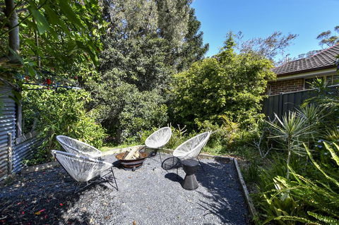 UMINA BEACH KOKOMO- Walk To The Beach, FAMILY And PET FRIENDLY Set Of 3 Vintage Original Holiday Flats & Vintage Caravan And Bat - Accommodation in Brisbane 3