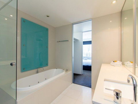 Upmarket Resort At Beach Surfers Paradise URGC - Accommodation in Brisbane 1