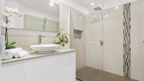 VIEWS AT MCCRAE..... - Accommodation in Brisbane 0