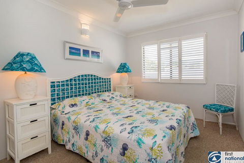 VIEWS VIEWS VIEWS! Front Top Floor Waterfront Unit - Chnook Apartments South Esp, Bongaree - Accommodation in Brisbane 2