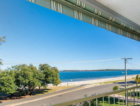 VIEWS VIEWS VIEWS! Front Top Floor Waterfront Unit - Chnook Apartments South Esp, Bongaree - Accommodation in Brisbane 0