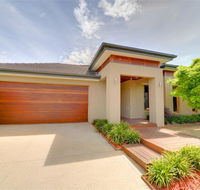 Newington Lakehouse - Accommodation in Brisbane