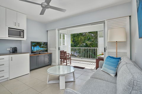 Palm Cove Paradise - Couples Spa Beach Getaway - Accommodation in Brisbane 11