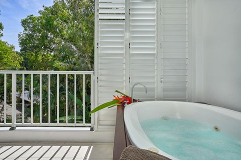 Palm Cove Paradise - Couples Spa Beach Getaway - Accommodation in Brisbane 3