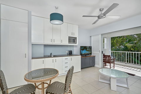 Palm Cove Paradise - Couples Spa Beach Getaway - Accommodation in Brisbane 9