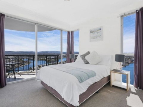 Beach Stay - Ocean & Riverview Resort Chevron Renaissance Central Surfers Paradise - Accommodation in Brisbane 1