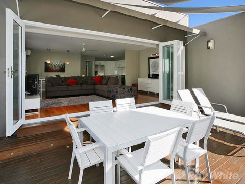 Beach House On Tradewinds Avenue - Accommodation in Brisbane 2