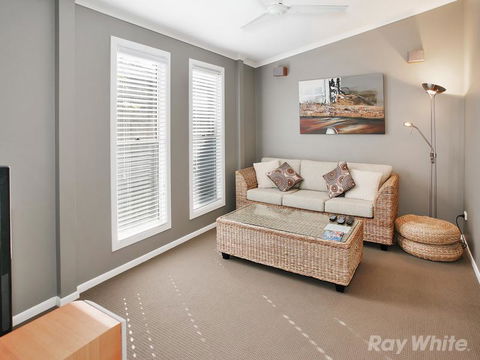 Beach House On Tradewinds Avenue - Accommodation in Brisbane 6