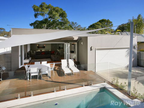 Beach House On Tradewinds Avenue - Accommodation in Brisbane 1
