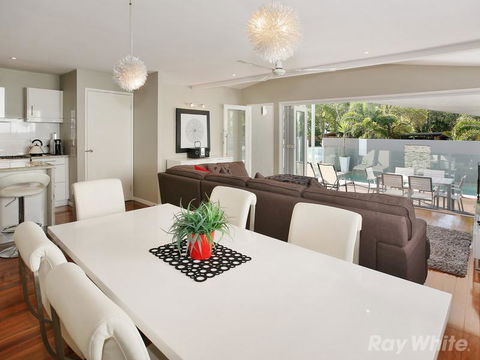 Beach House On Tradewinds Avenue - Accommodation in Brisbane 5