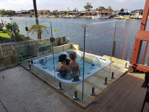 Waterside Resort Style - Accommodation in Brisbane 1