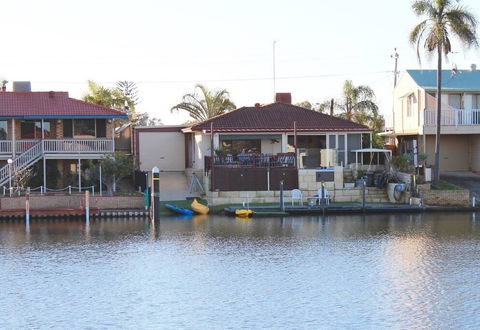 Waterside Resort Style - Accommodation in Brisbane 2