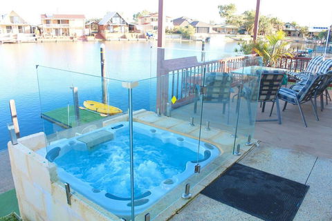 Waterside Resort Style - Accommodation in Brisbane 0