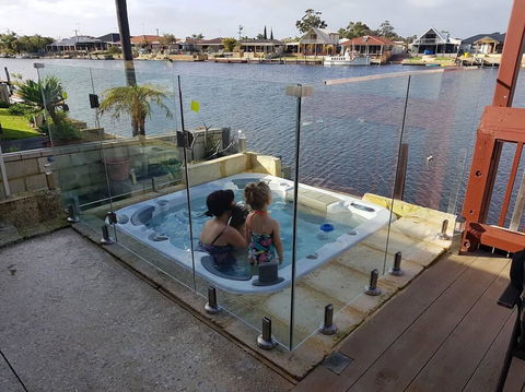 Waterside Resort Style - Accommodation in Brisbane 3