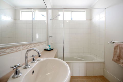 Wavecrest Village & Tourist Park - Accommodation in Brisbane 3