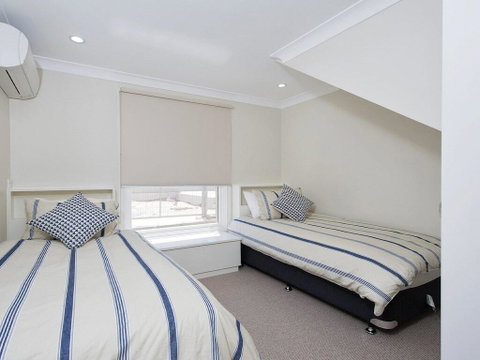 Whispering Sands', 10 Sandy Point Road - Luxury Waterfront Home With Aircon, WIFI & Foxtel - Accommodation in Brisbane 2
