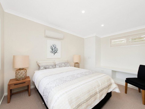 Whispering Sands', 10 Sandy Point Road - Luxury Waterfront Home With Aircon, WIFI & Foxtel - Accommodation in Brisbane 3